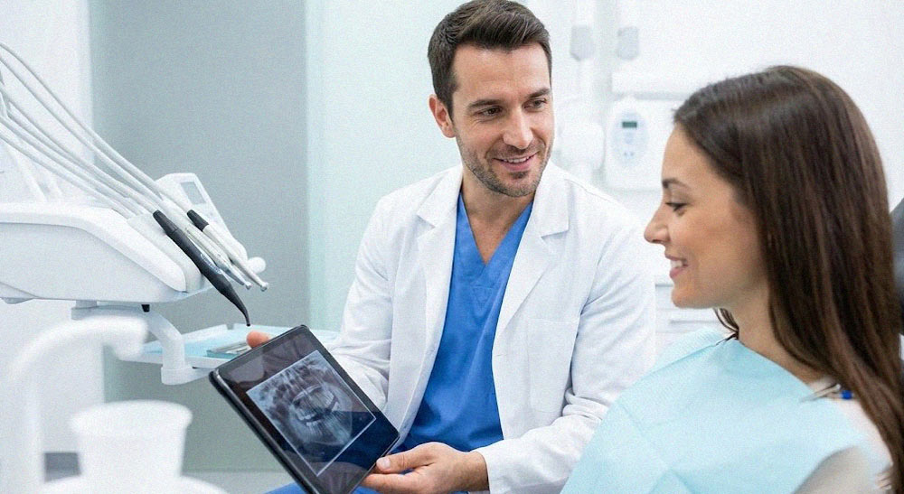 جلسه مشاوره قبل از جراحی دندان عقل با متخصص فک و صورت
